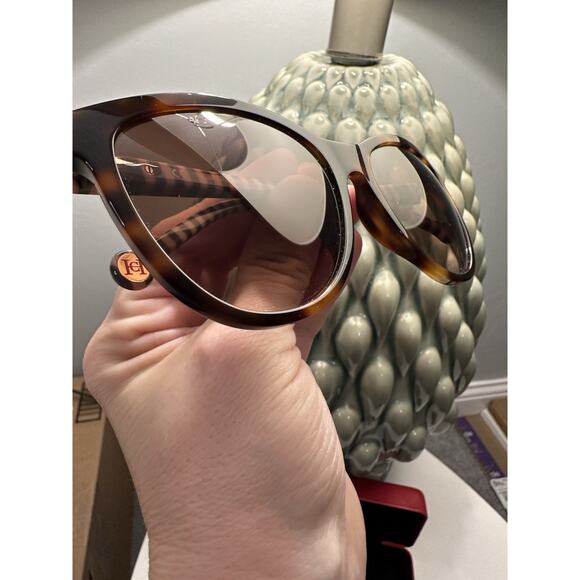 CAROLINA HERRERA SHE892K 5617 COL.0752 140 Tortoise Brown Stripes Sunglasses - Picture 5 of 14